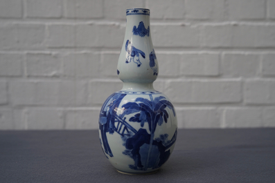 Een Chinese blauwwitte kalebasvaas met figuratief decor, Kangxi